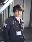 鉛修一役の内田雄馬による実写ビジュアル。