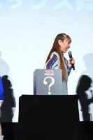 ボックスからSNSで集められた質問を引く高山みなみ。