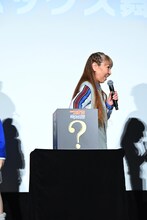 ボックスからSNSで集められた質問を引く高山みなみ。