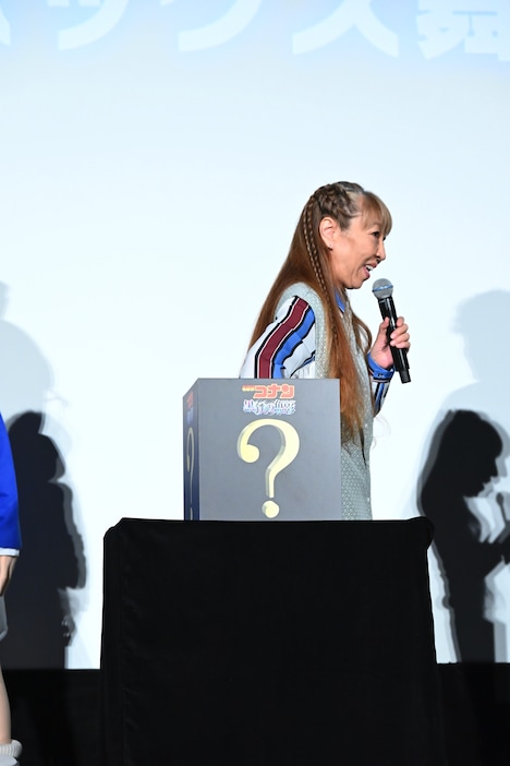 ボックスからSNSで集められた質問を引く高山みなみ。