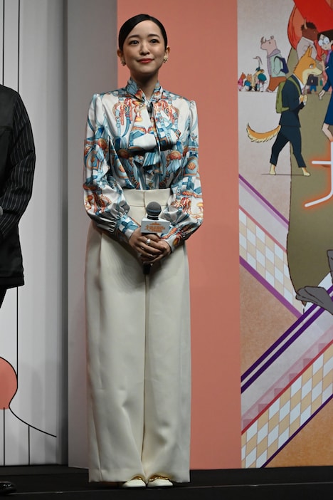 百貨店のコンシェルジュに選んでもらった靴で登壇した潘めぐみ。