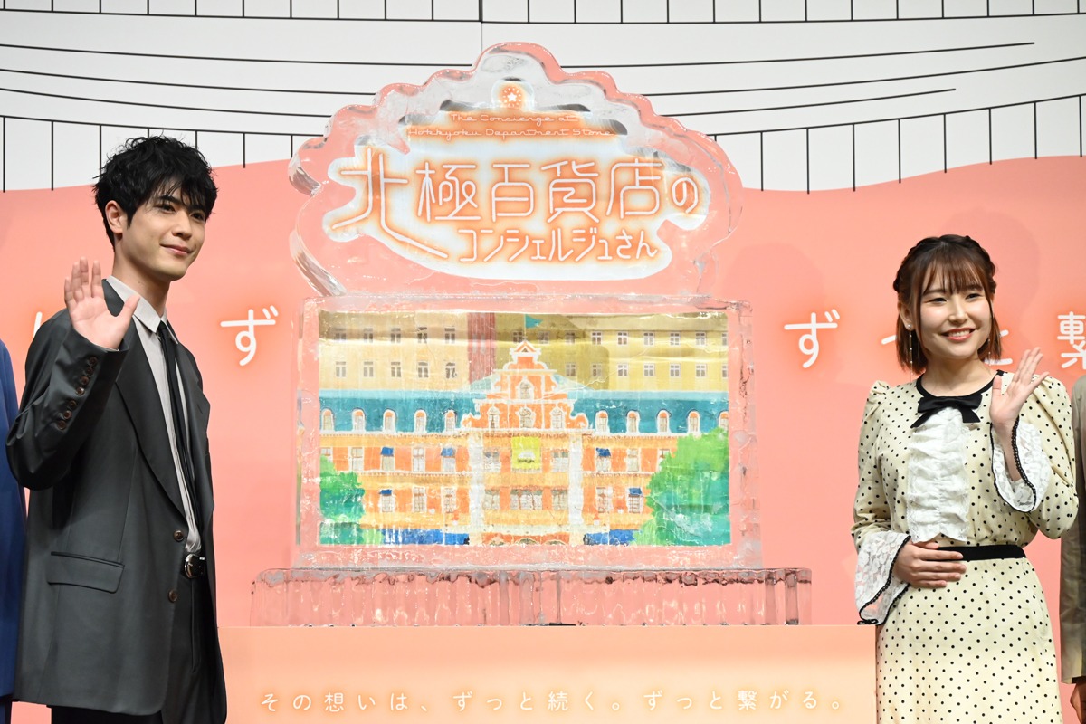 アニメ映画「北極百貨店のコンシェルジュさん」完成披露試写会の様子。氷像の北極百貨店を挟んで左から大塚剛央、川井田夏海。