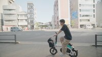 レンタサイクルを乗りこなす榎木淳弥。