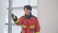 「め組の大吾 救国のオレンジ」のポスター撮影で消防服を着る榎木淳弥。
