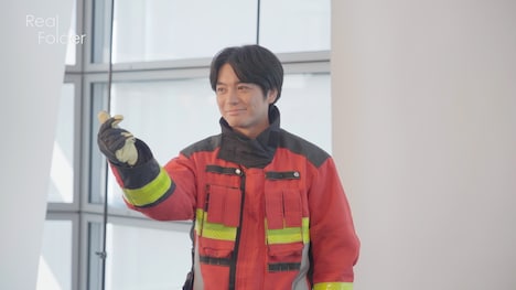 「め組の大吾 救国のオレンジ」のポスター撮影で消防服を着る榎木淳弥。