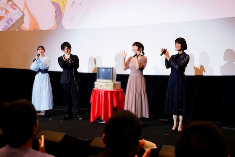 左から古賀葵、阿部敦、PC98、堀江由衣、川澄綾子。