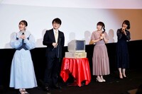 左から古賀葵、阿部敦、PC98、堀江由衣、川澄綾子。