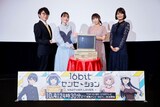 左から阿部敦、古賀葵、PC98、堀江由衣、川澄綾子。