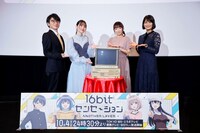 左から阿部敦、古賀葵、PC98、堀江由衣、川澄綾子。