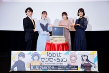 左から阿部敦、古賀葵、PC98、堀江由衣、川澄綾子。