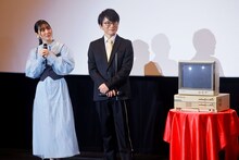 左から古賀葵、阿部敦、PC98。