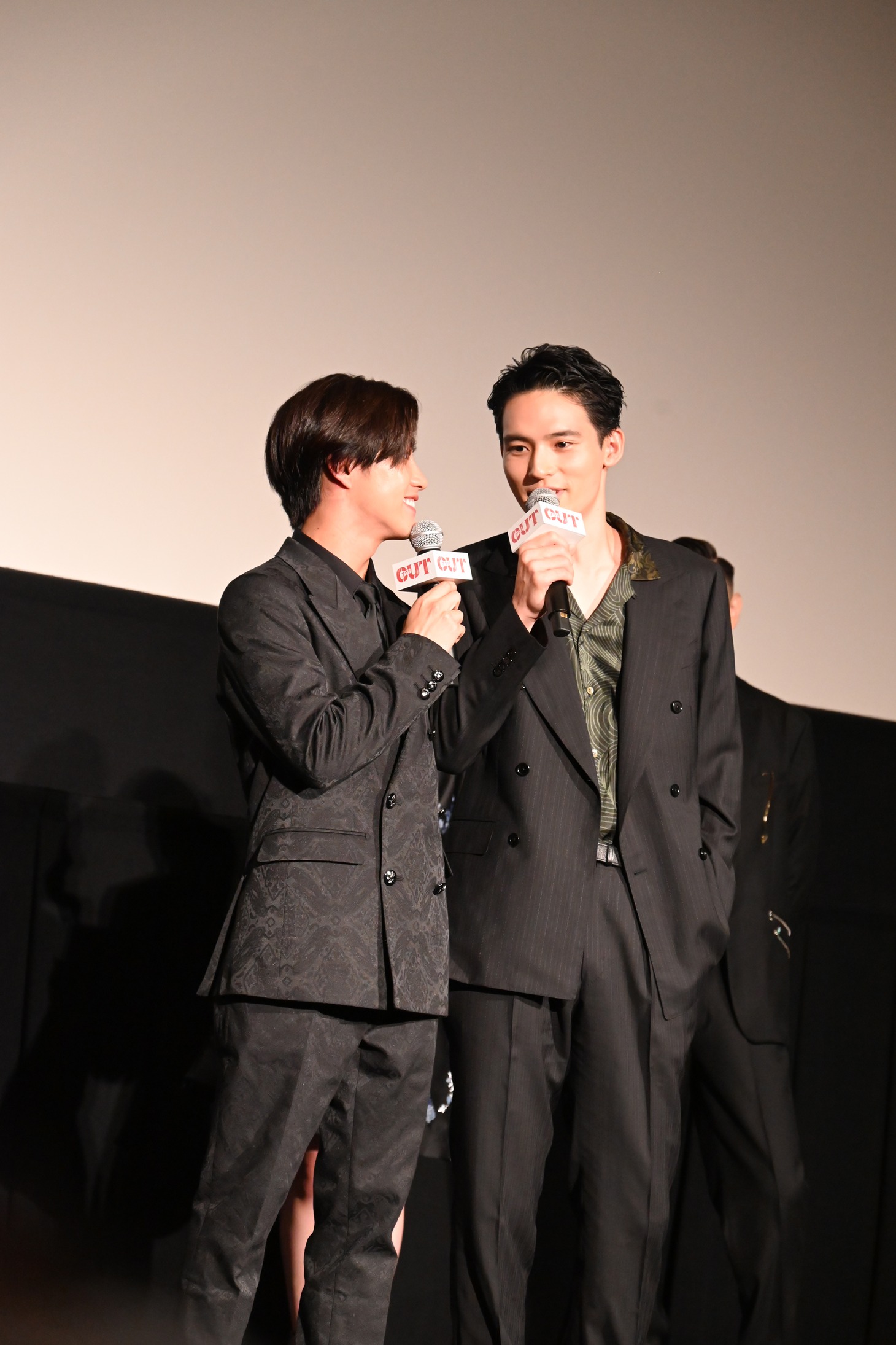 尻相撲対決の予選前。