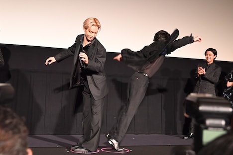 尻相撲対決の予選。