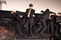 尻相撲対決の決勝戦。