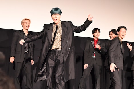 尻相撲対決で優勝し、勝利のダンスを披露する金城碧海。