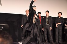 尻相撲対決で優勝し、勝利のダンスを披露する金城碧海。