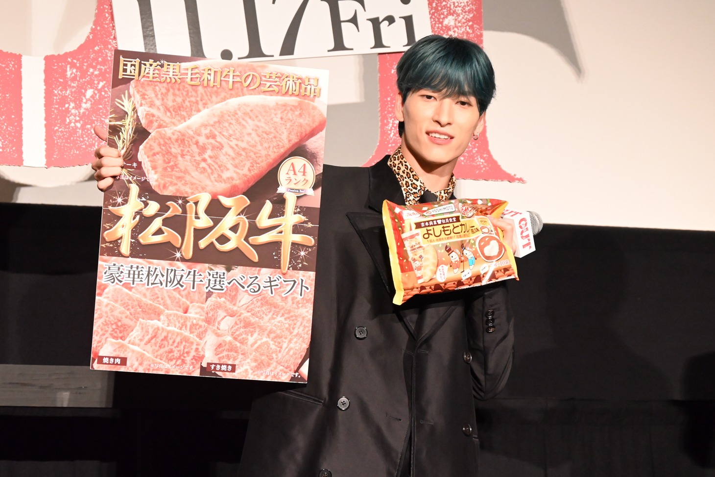 焼肉ギフトとお菓子をゲットした金城碧海。