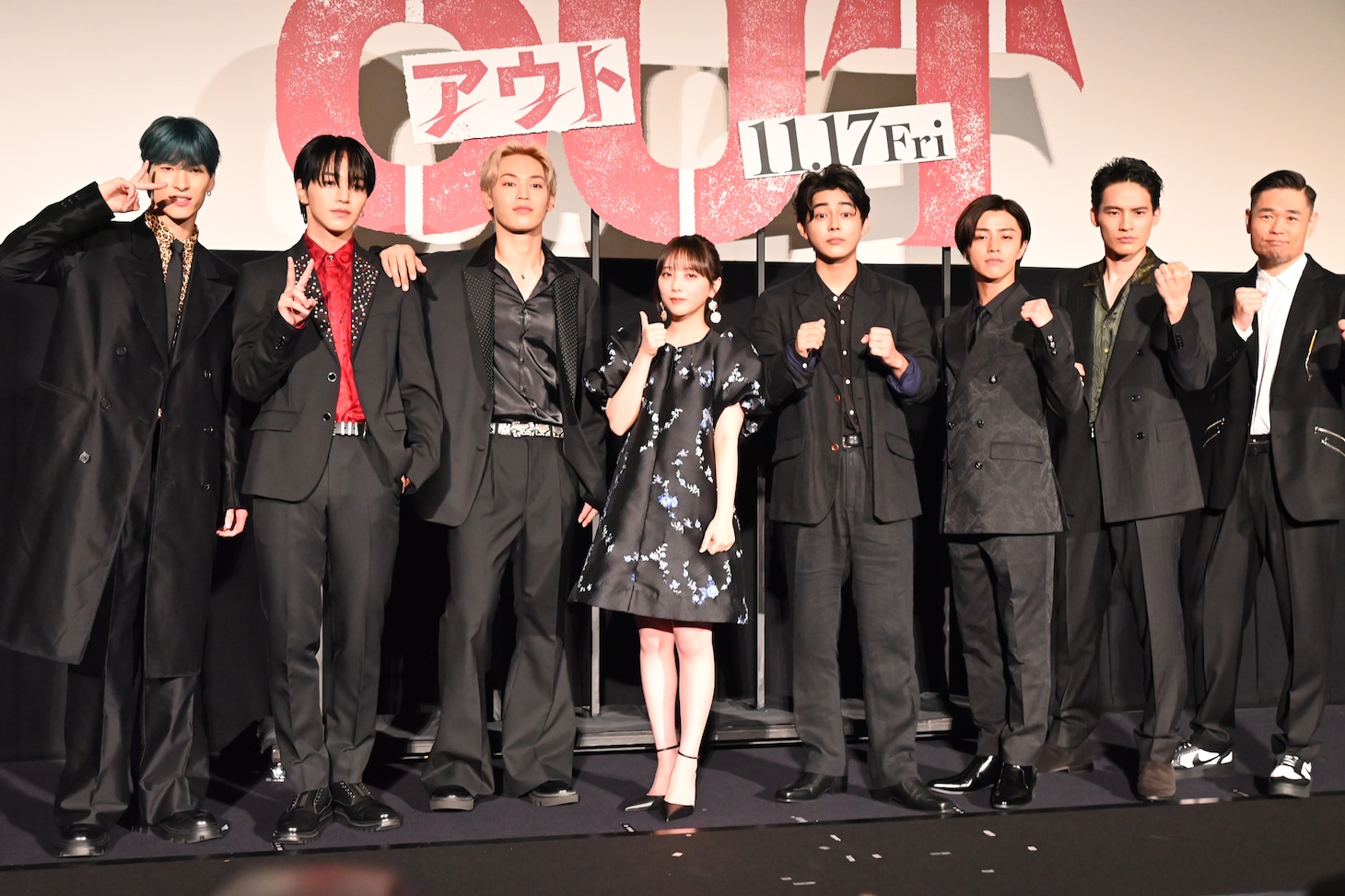 映画「OUT」完成披露上映会の様子。左から沢村良役の金城碧海（JO1）、目黒修也役の大平祥生（JO1）、長嶋圭吾役の與那城奨（JO1）、皆川千紘役の与田祐希（乃木坂46）、井口達也役の倉悠貴、丹沢敦司役の醍醐虎汰朗、安倍要役の水上恒司、品川ヒロシ監督。