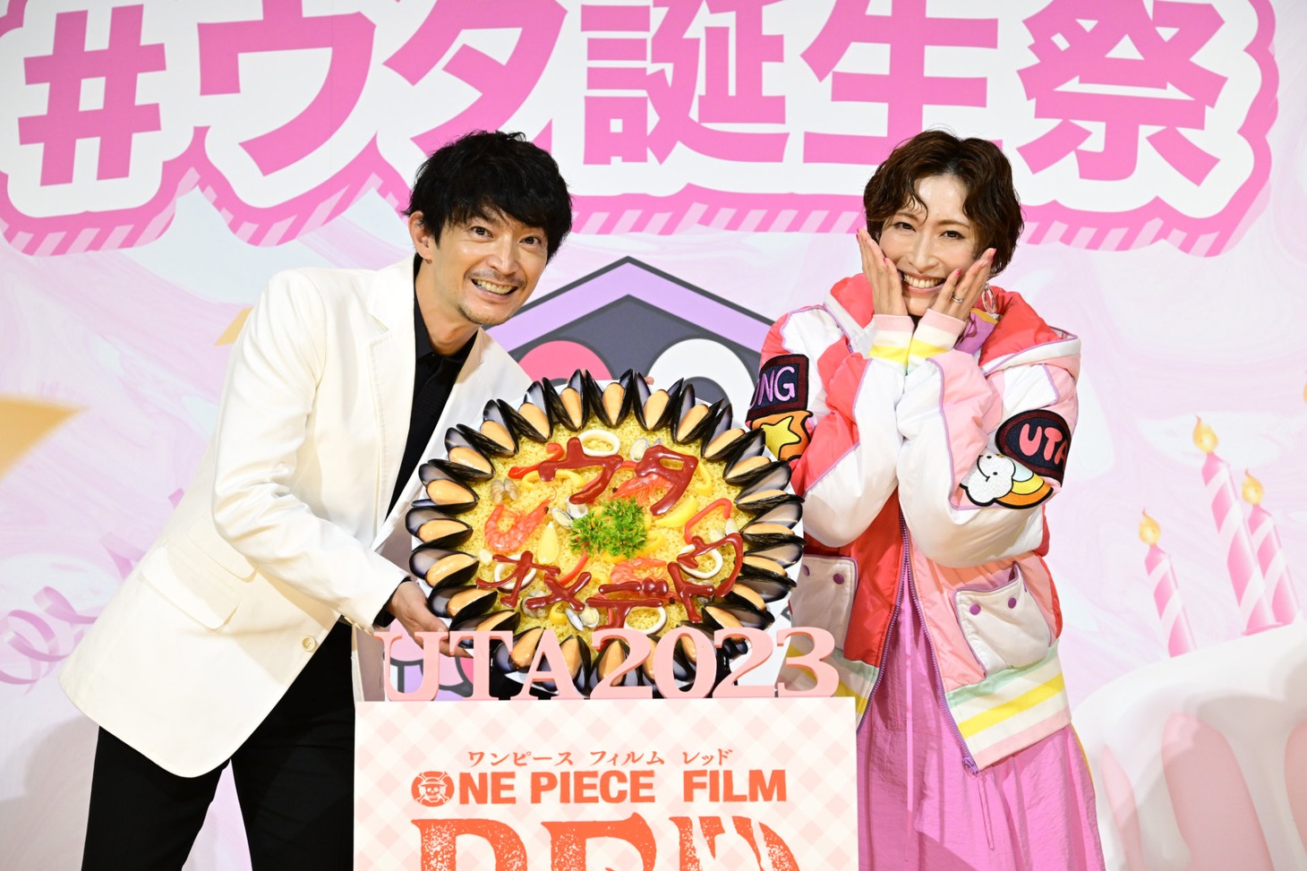 パエリアを囲む津田健次郎と名塚佳織。