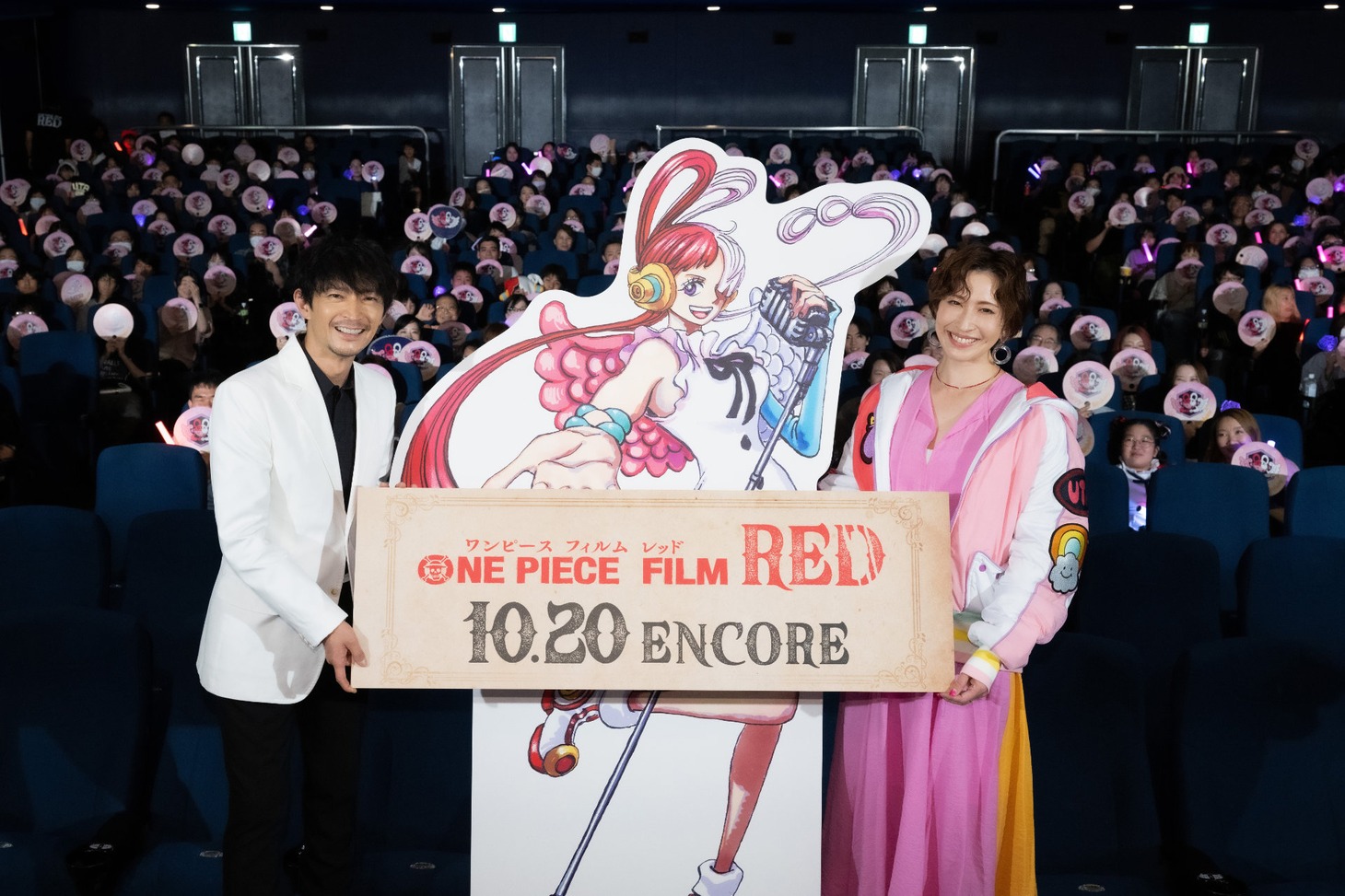 左から津田健次郎と名塚佳織。