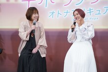 左から竹内順子、三瓶由布子。