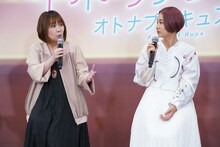 左から竹内順子、三瓶由布子。