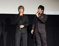 左から、岡本信彦、遊佐浩二。