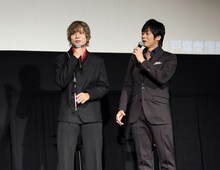 左から、岡本信彦、遊佐浩二。