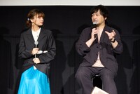 左から佳原萌枝、中村悠一。