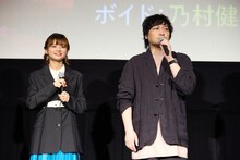 左から佳原萌枝、中村悠一。