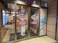 TVアニメ「ラグナクリムゾン」と東京・アトレ秋葉原のコラボキャンペーンの様子。