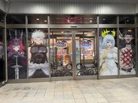 TVアニメ「ラグナクリムゾン」と東京・アトレ秋葉原のコラボキャンペーンの様子。