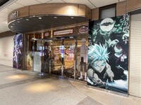 TVアニメ「ラグナクリムゾン」と東京・アトレ秋葉原のコラボキャンペーンの様子。