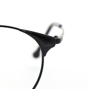 フロントにはジジのヒゲを刻印。