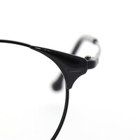 フロントにはジジのヒゲを刻印。