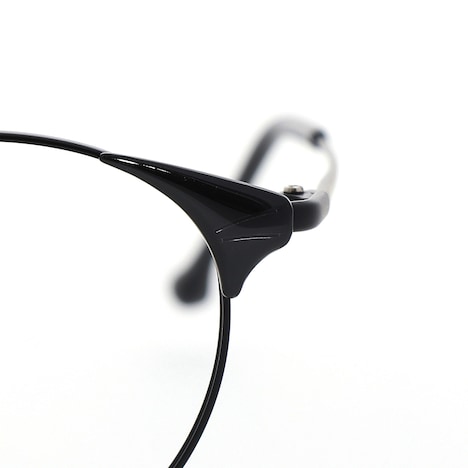 フロントにはジジのヒゲを刻印。