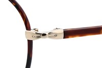 フロント横のヨロイ部分がキキのトレードマークであるリボンの形に。