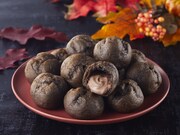 「マッシュル・プチシューパーチー（チョコ）」は、魔法界をイメージした黒いシュー生地になっている。