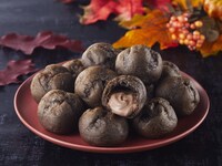 「マッシュル・プチシューパーチー（チョコ）」は、魔法界をイメージした黒いシュー生地になっている。