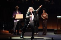 ミュージカル「のだめカンタービレ」公開ゲネプロより。中央が竹中直人演じるフランツ・フォン・シュトレーゼマン。