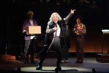 ミュージカル「のだめカンタービレ」公開ゲネプロより。中央が竹中直人演じるフランツ・フォン・シュトレーゼマン。