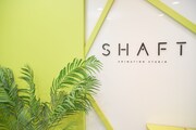 シャフトのコーポレートカラーが使用された社内。