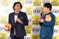 コミックシーモアのマスコットキャラクター・ヨムビーのぬいぐるみを抱える見取り図。