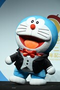 燕尾服に着替えたドラえもん。