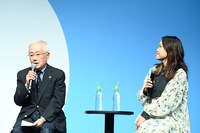 左から「ドラえもん」の初代担当編集・河井常𠮷氏、辻村深月。