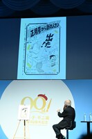 「ドラえもん」の連載が始まるときの予告について説明する河井常𠮷氏。