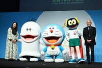 左から辻村深月、Q太郎、ドラえもん、パーマン、河井常𠮷氏。