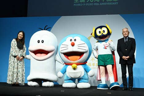 左から辻村深月、Q太郎、ドラえもん、パーマン、河井常𠮷氏。