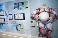 ハートの腹部の脂肪に触れることができる体験コーナー。(c)武論尊・原哲夫／コアミックス1983