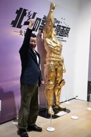 黄金のラオウ像とケンドーコバヤシ。(c)武論尊・原哲夫／コアミックス1983